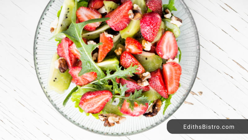 preparing strawberry leaves for consumption